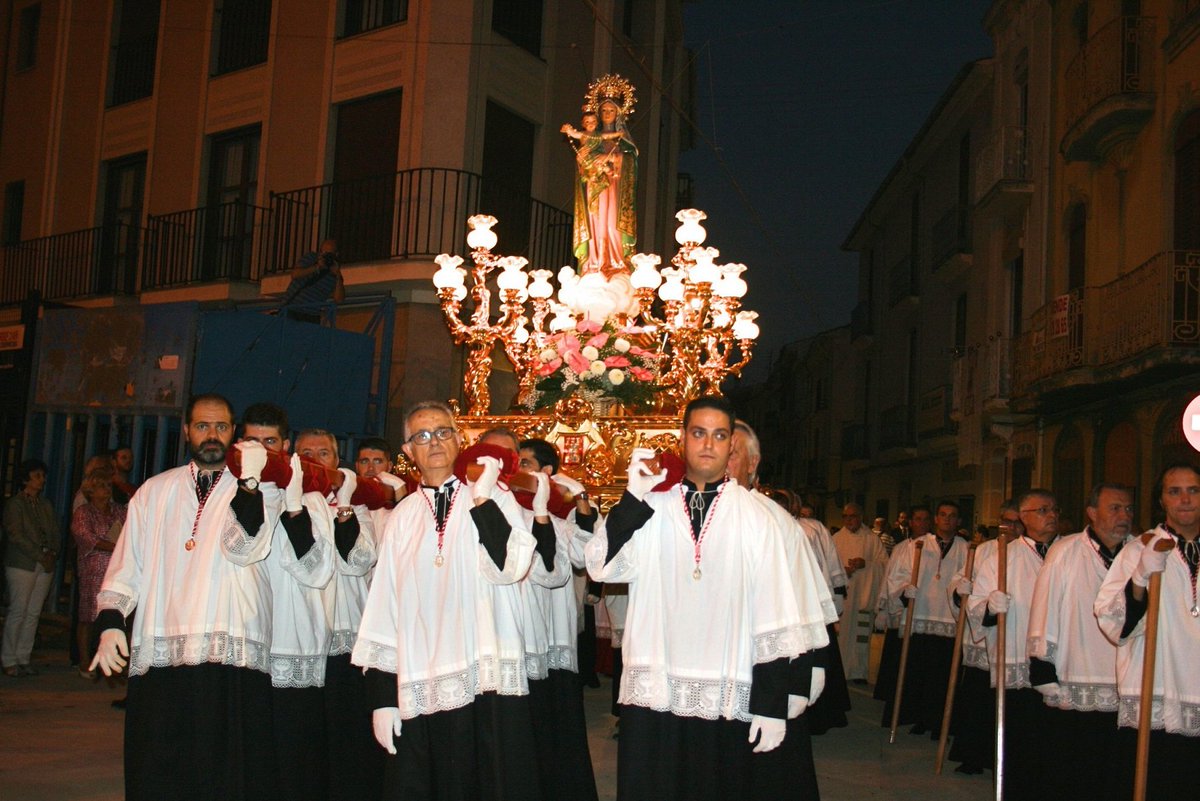 ajalmassora's tweet photo. Despedimos la jornada más solemne del #Roser2017 con las imágenes de la misa y la procesión en honor a la patrona. https://t.co/NaIRh1RoA1