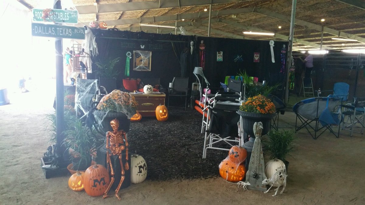 USDF's tweet photo. Some of the cool stall decorations from Region 9 at the Great American Insurance Group/USDF Regional Championships. 🎃 #usdfregion9 https://t.co/FfdcN7aa3e
