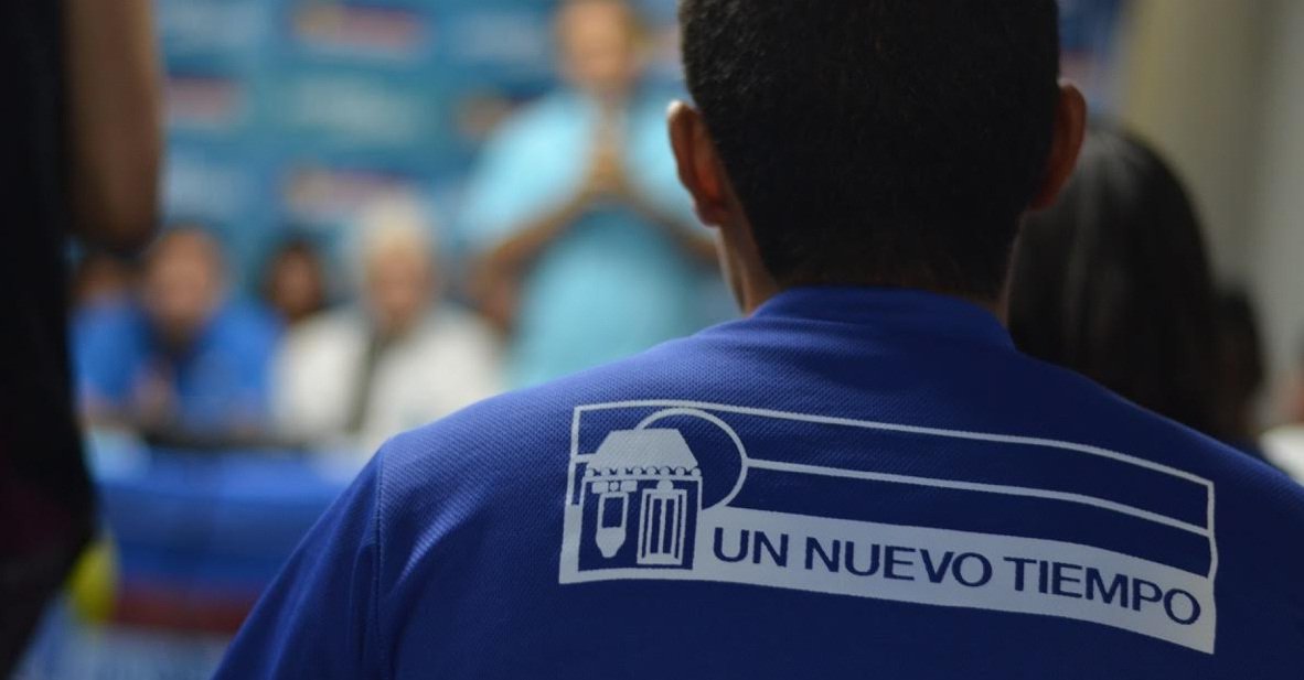 JDSLara's tweet photo. Este 15 de Octubre Vota Por @HenriFalconLara Abajo, a la Derecha, en la esquina, la de la Casita,por la tarjeta de @partidoUNT. https://t.co/eu8fppwMCs