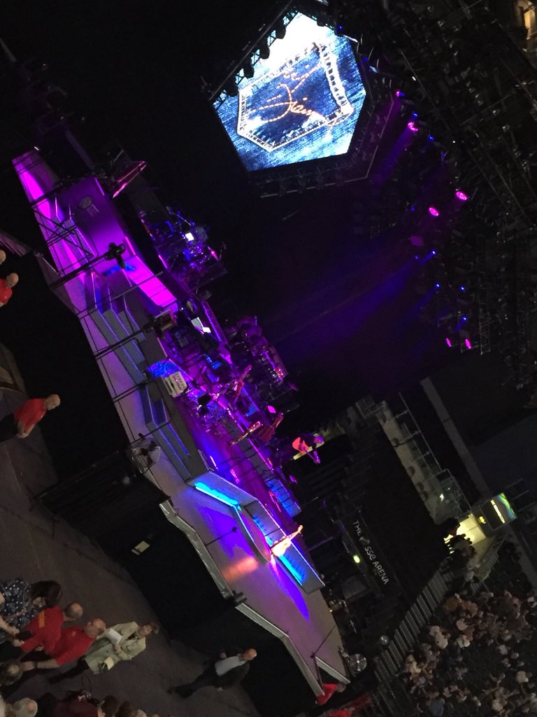 #TweetCaroline Waiting for Neil Diamond to start with <a href="/NickHardy55/">Nick H</a> cannot Wait...#ArtOfLove ❤️