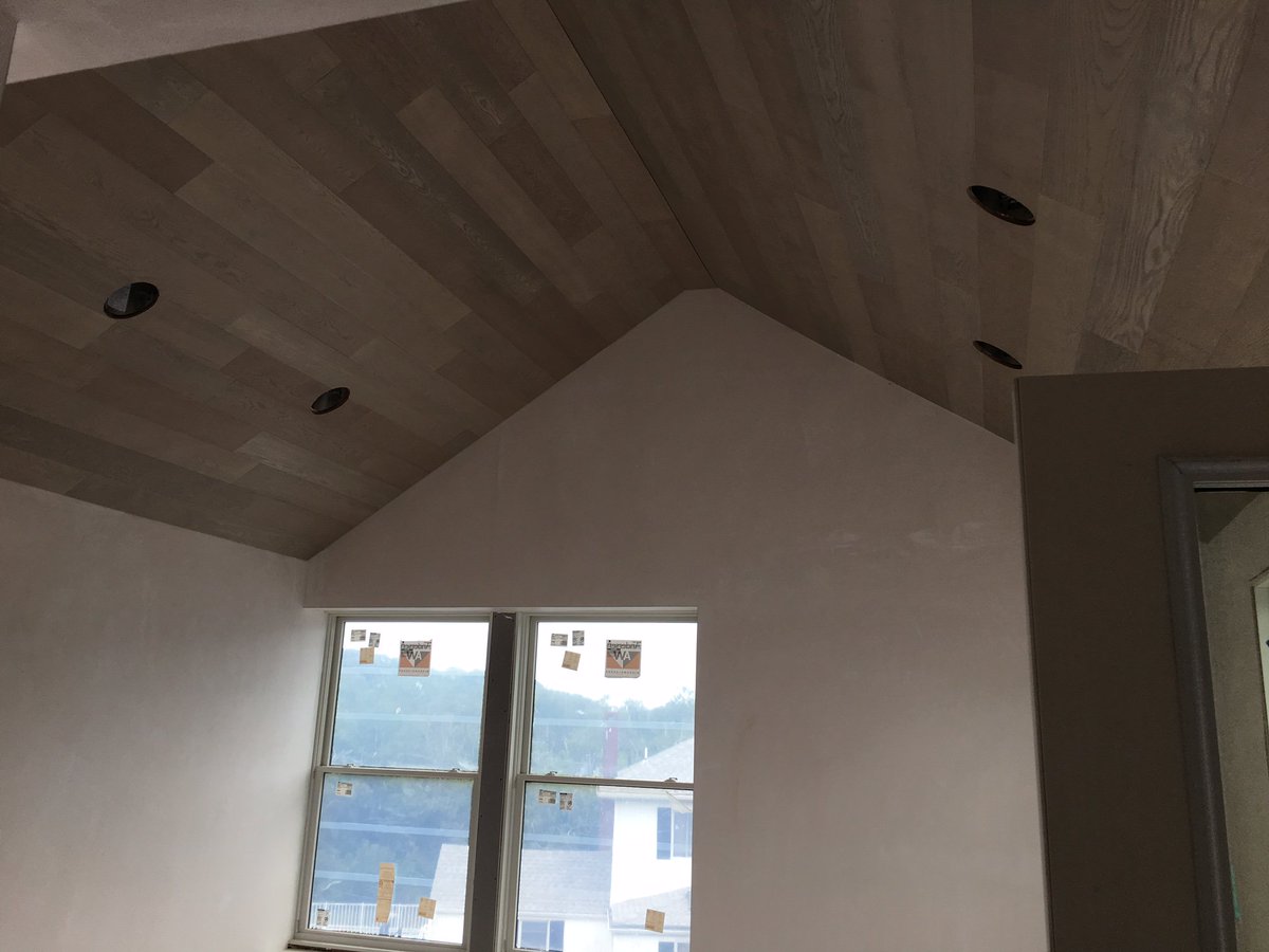 GiacaloneGlou's tweet image. An oceanside cathedral ceiling. #cathedralceiling #whiteceiling #gloucesterma #thatcherroadliving #goodharborbeach