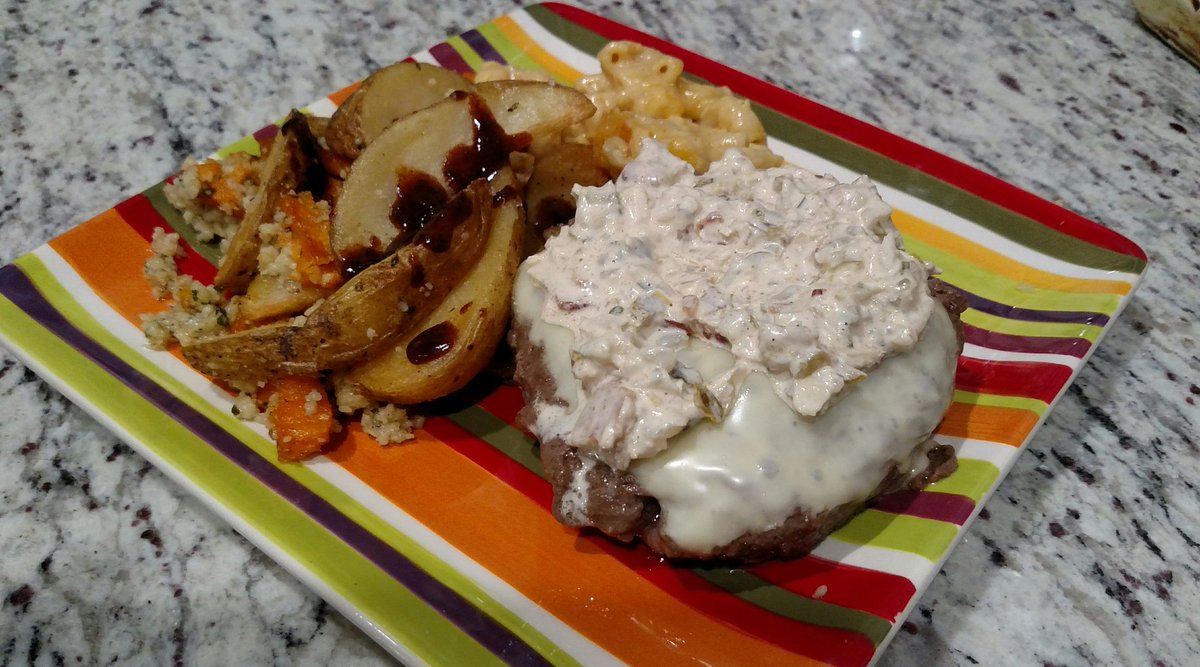 sdh7779's tweet photo. Look 😍 Deconstructed Hot Mess burger w/garlic parmesan fries &amp; Mac and cheese. #BurgaBox @burgabox https://t.co/qz4ZRUh6UA