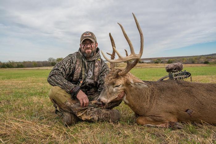 OUTDChannel's tweet photo. Kip Campbell takes one of his most unique bucks in #Kansas! @RedArrowTV - SUNDAYS 8:30pm ET #TurnEmRed #Bowhunting #DeerHunting | https://t.co/esqB65Ym98 https://t.co/qZVoBITFNs