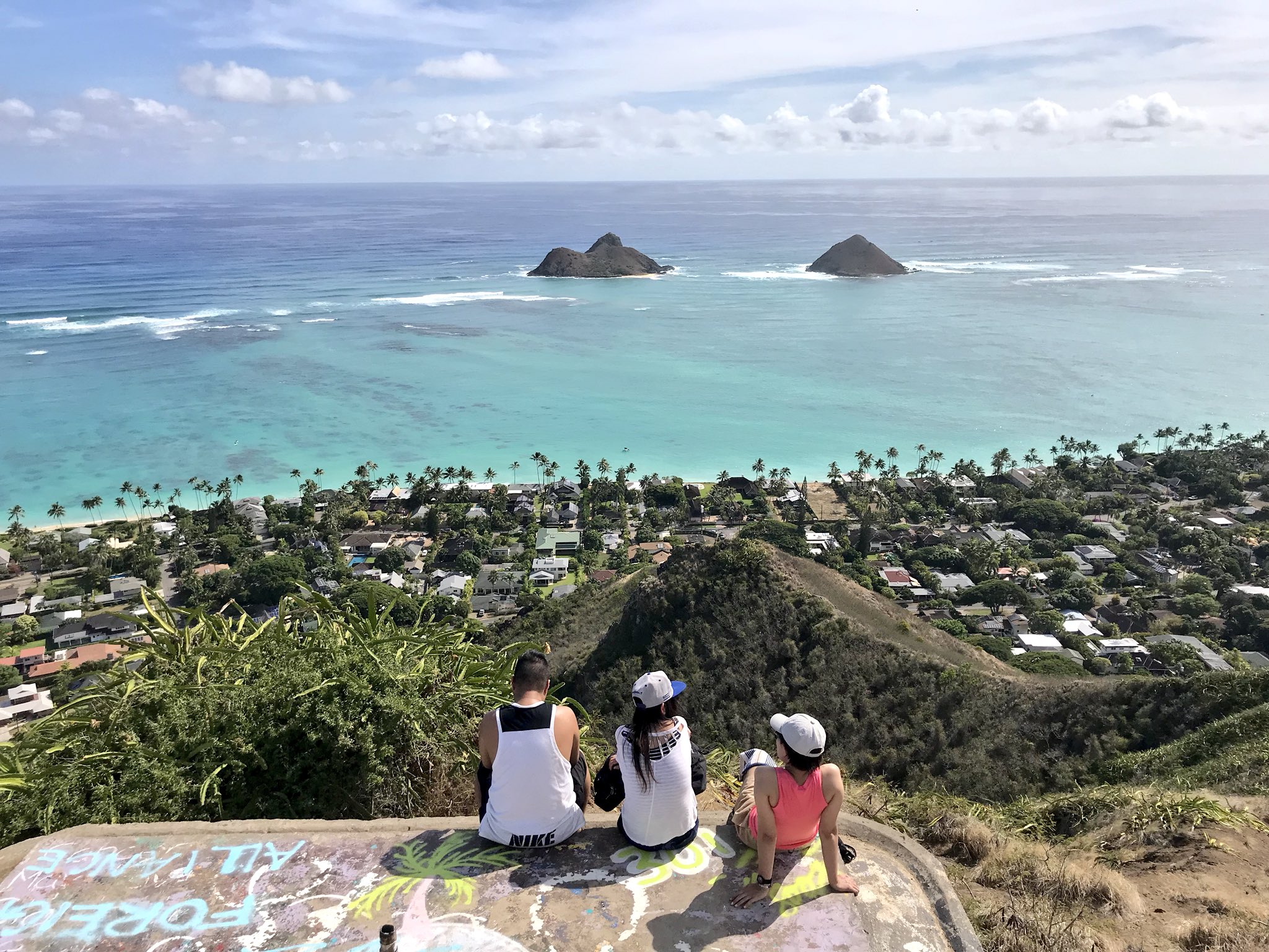 アロハストリート Auf Twitter おはようございます ハワイは日曜日の朝 ラニカイを見下ろすピルボックスからの景色です ちょっと雲があるけれど 海の色がキレイです W みなさま今日も素敵な一日をお過ごしくださいね メグミ ハワイ ラニカイビーチ