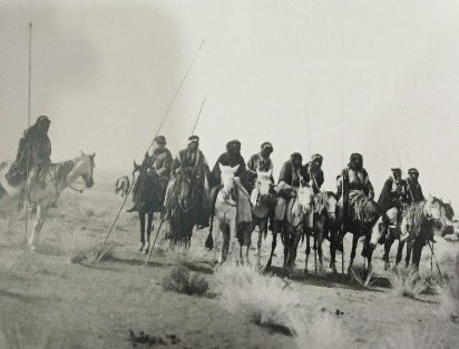 مجموعة من فرسان شمر في طريقهم للغزو . تل ابو خنيزر 1893م
#تاريخ_البدو_المصوّر
#شمر