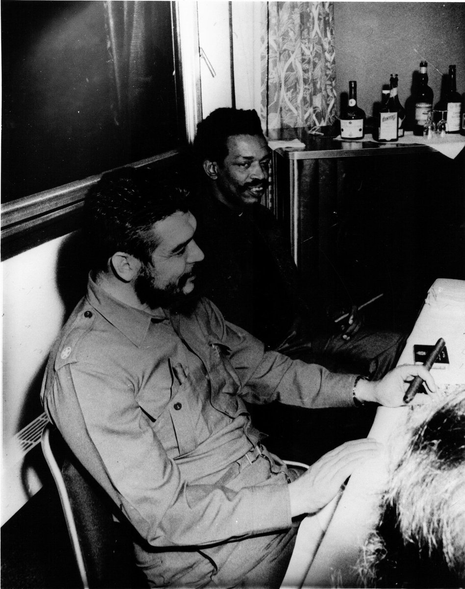 TanzaniaHistory's tweet image. 9 Oktoba 1967 - Mwanamapinduzi ERNESTO Che GUEVARA aliuawa. Picha: Abdulrahman Babu wa #Zanzibar (kulia) na Che, Geneva, Uswisi 1964. #Che50