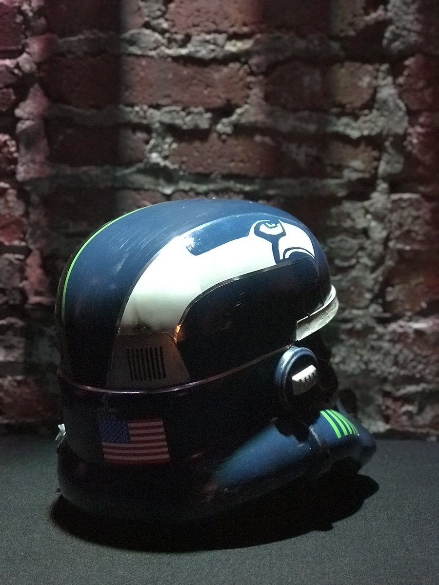 AgencyDoerr's tweet photo. @ransport checkt diesen Helm von den @Seahawks !
#rannfl #jedenverdammtensonntag  #nfl #seattleseahawks #seahawks https://t.co/t2Kb5u22uV