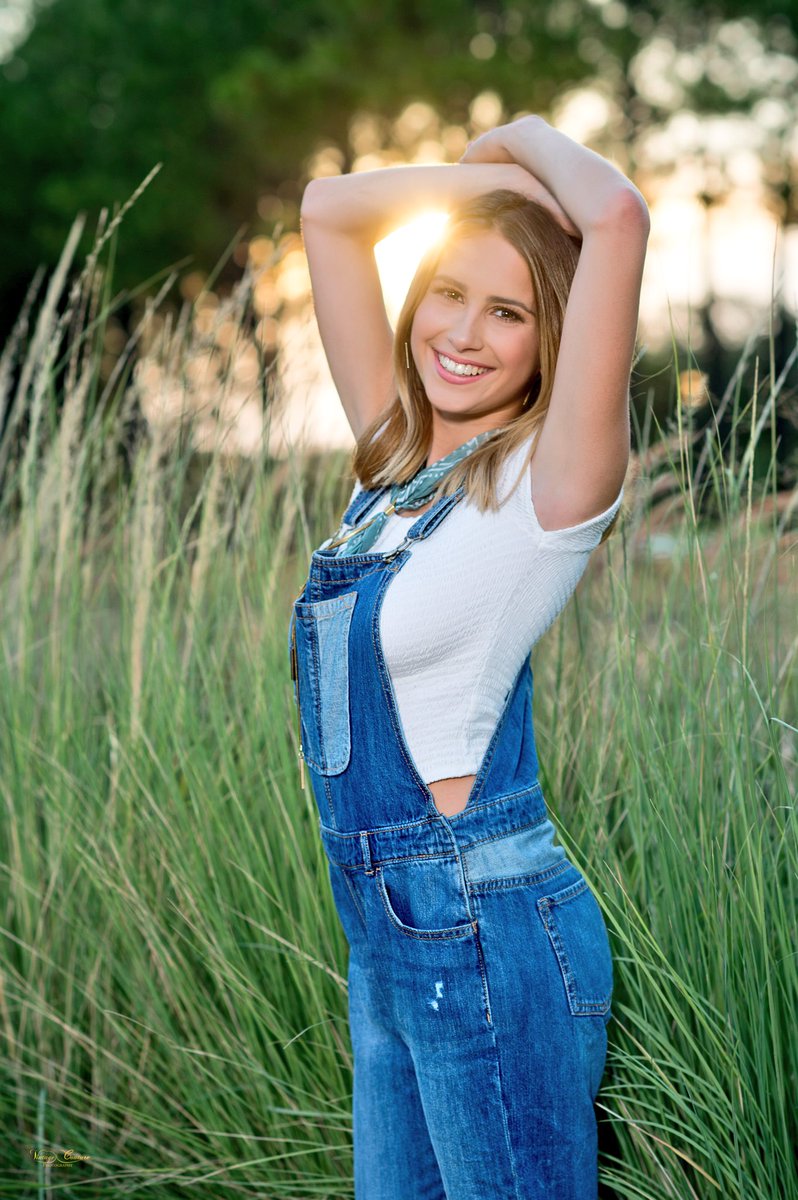 1VintageCouture's tweet photo. Session Reveal of our lovely gorgeous @tessy911 !ππMUAH by @whitneeyyjones@π #LibertyChristian #seniorinspire #modersenior #seniorsunday https://t.co/OnHjWwK4KV