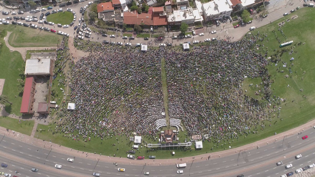 ICM_uy's tweet photo. 👏🙌🙏 30.000 personas se reunieron en torno a la Virgen en la Aduana de Oribe #EncuentroConMaría 😇🤲 https://t.co/dM2u8BUTCd