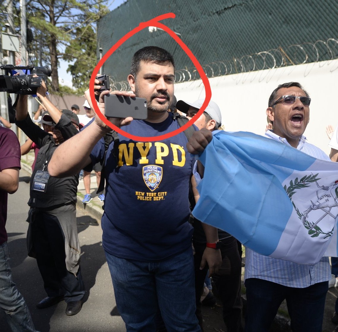InformalDiario's tweet photo. Nos reportan injerencia extranjera por presencia de la policía de Nueva York en la protesta frente a CICIG. Ampliaremos. https://t.co/MLD9mggqP2