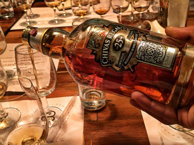 Пьем виски дома. Chivas Regal 25. Виски на столе. Дорогой виски на столе. Бокал виски на столе.