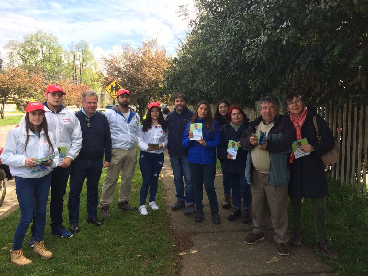 ppdlosrios's tweet photo. Seguimos conversando y recibiendo opiniones de los/as Vecinos/as de #valdiviacl con nuestro Cro. Candidato a Dip. E.Jaramillo A. Vota #F68 https://t.co/2FxzLfYhtb