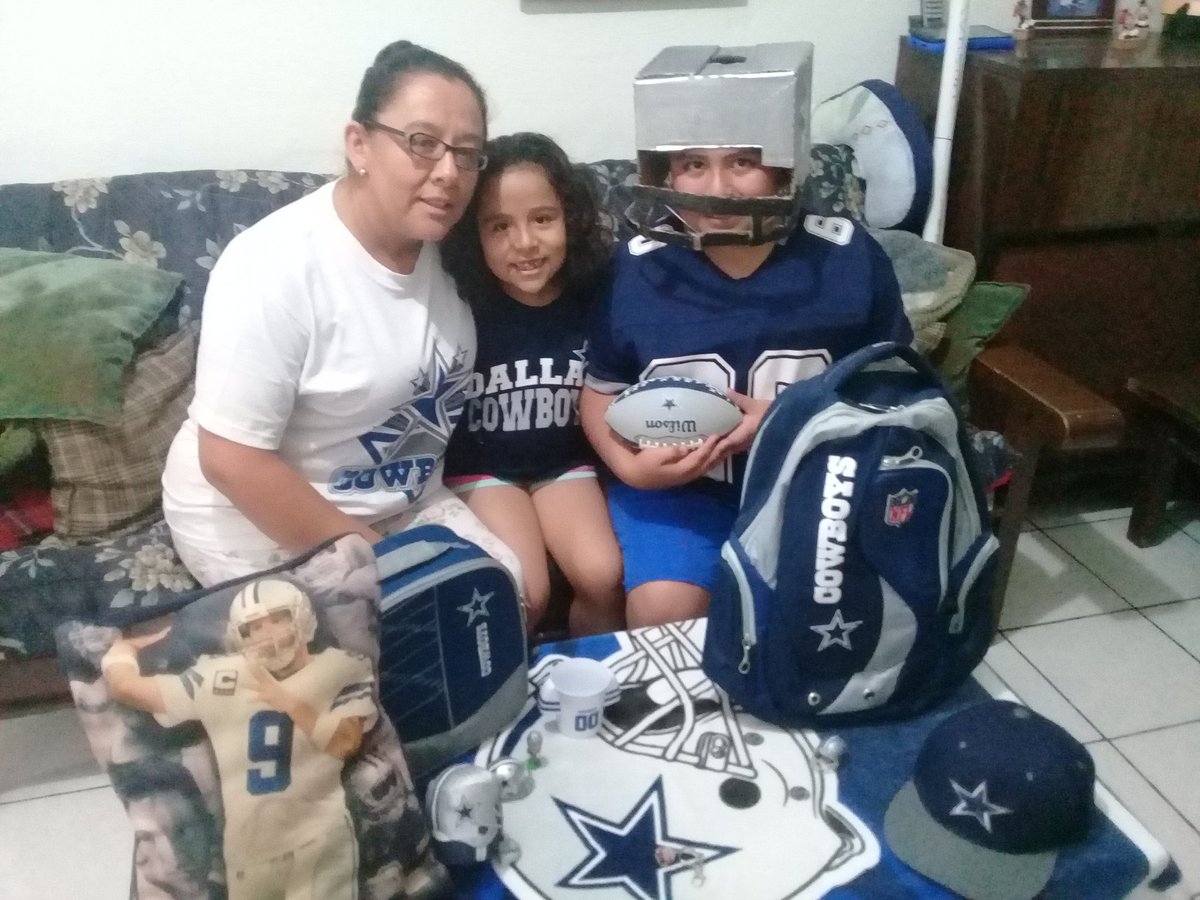 PinaGarcia's tweet photo. #AquiViveLaNFL Disfrutando del juego en familia y con mi hijo Jorge Luis,mi hija Victoria y mi esposa Mayra. https://t.co/botkBQOdvO