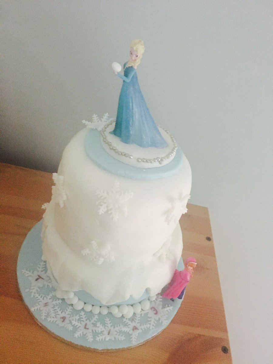 yummystuff_blog's tweet photo. Frozen themed rainbow cake for the cutest princess around ❄️🎂 https://t.co/ZH5wn9dq4V