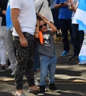 Helen_ceo's tweet photo. Si mi papá usara esos zapatos yo también estaría llorando u__u https://t.co/wRQ9ayBBtp