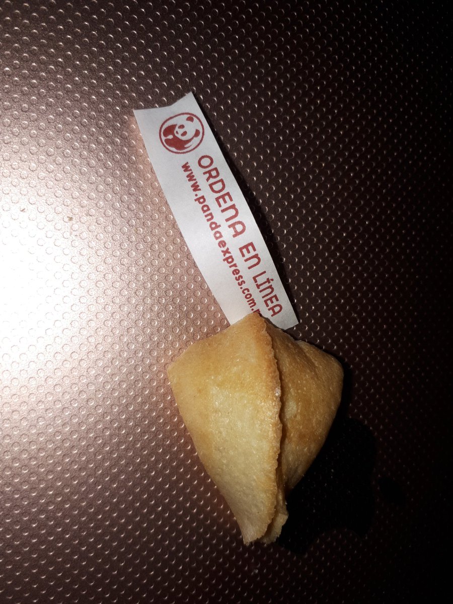 TGIFernanda's tweet photo. Querido @PandaExpressMx gracias por quitarle la emoción a las galletas de la suerte 😒 #alfinqueniqueria https://t.co/S3SdHRAcQv