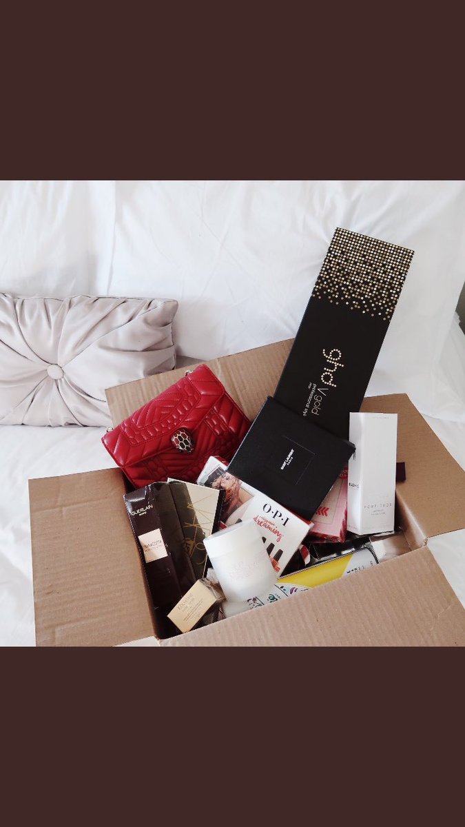 HannahCoop93's tweet photo. Dream box from @LydiaEmillen 🎒💋😍 #LYDIAELISEMILLEN500k https://t.co/M26hbaCppl