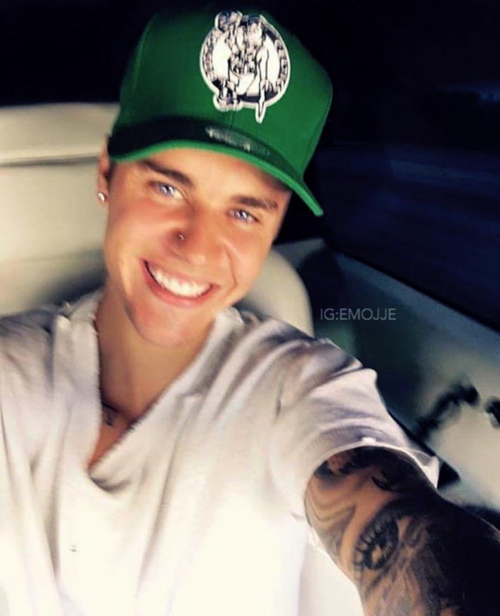 JBFamiIy's tweet photo. Imagine blue eyed bieber https://t.co/9agtL4BcPb