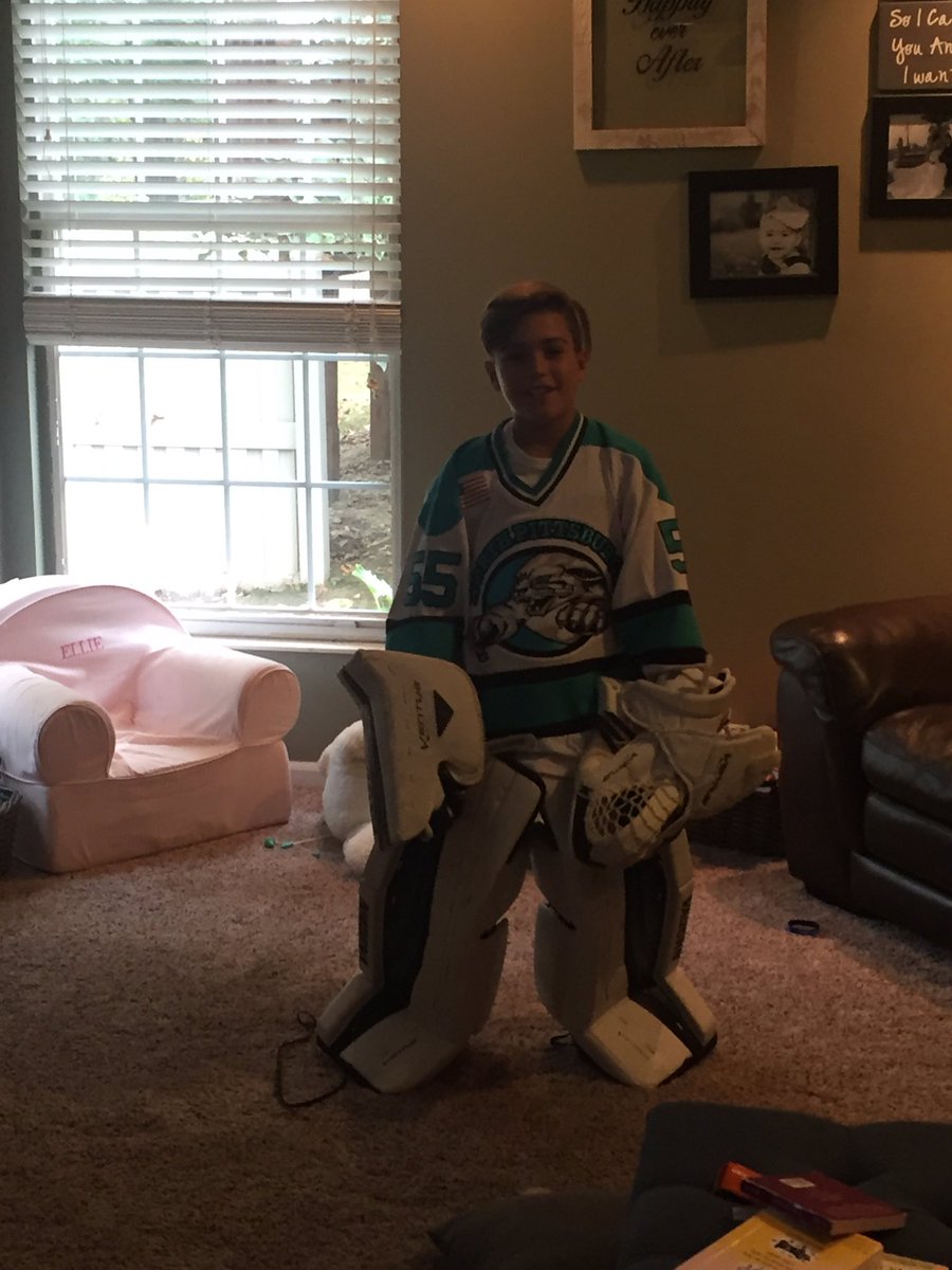 TravisLRB's tweet photo. I still am on the IR...so I'm just gonna sit and watch NHL TOP 10 Goalies like this LOL...#Chompinatthebit!! https://t.co/0vyE3gtpbe