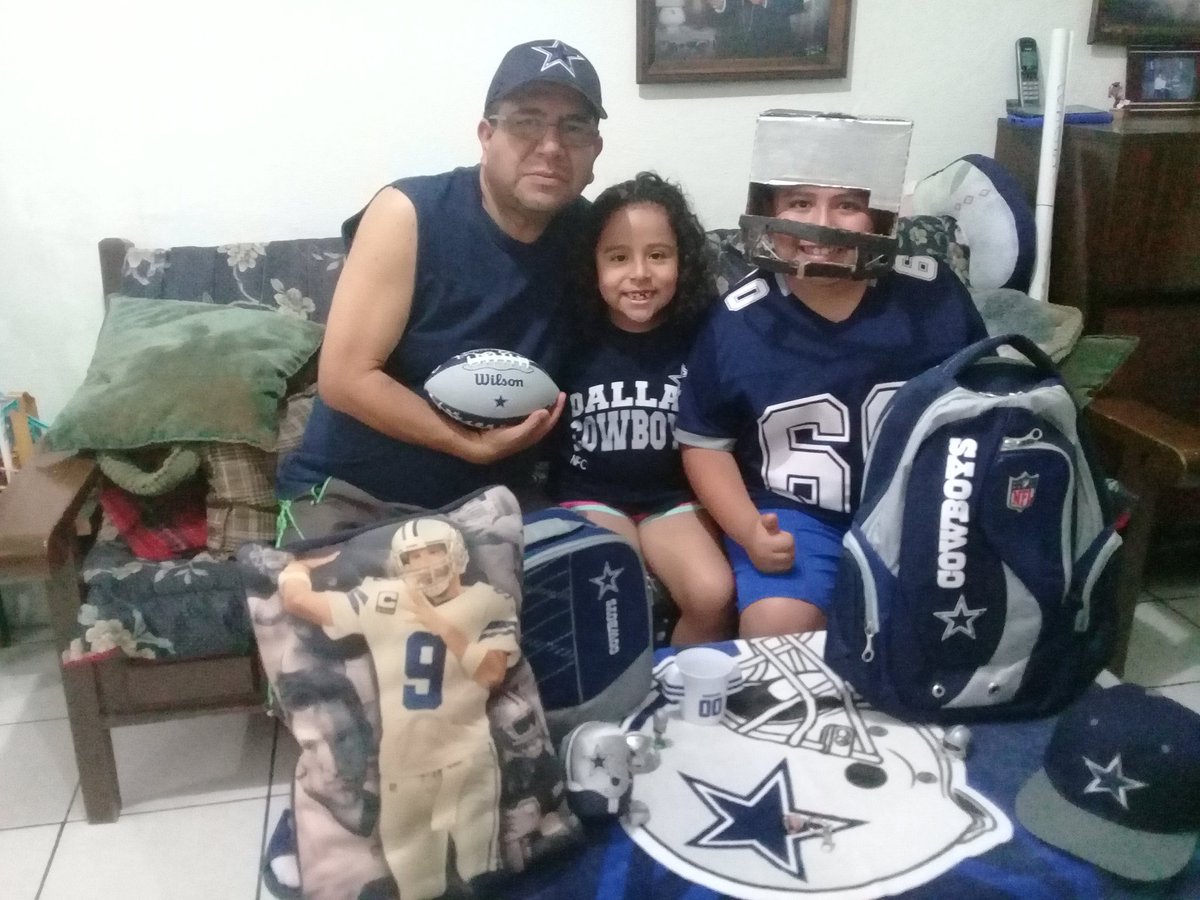 PinaGarcia's tweet photo. #AquiViveLaNFL Disfrutando del juego en familia y con mi hijo Jorge Luis,mi hija Victoria y mi esposa Mayra. Vamos COWBOYS 🏈 https://t.co/236MJR96j6