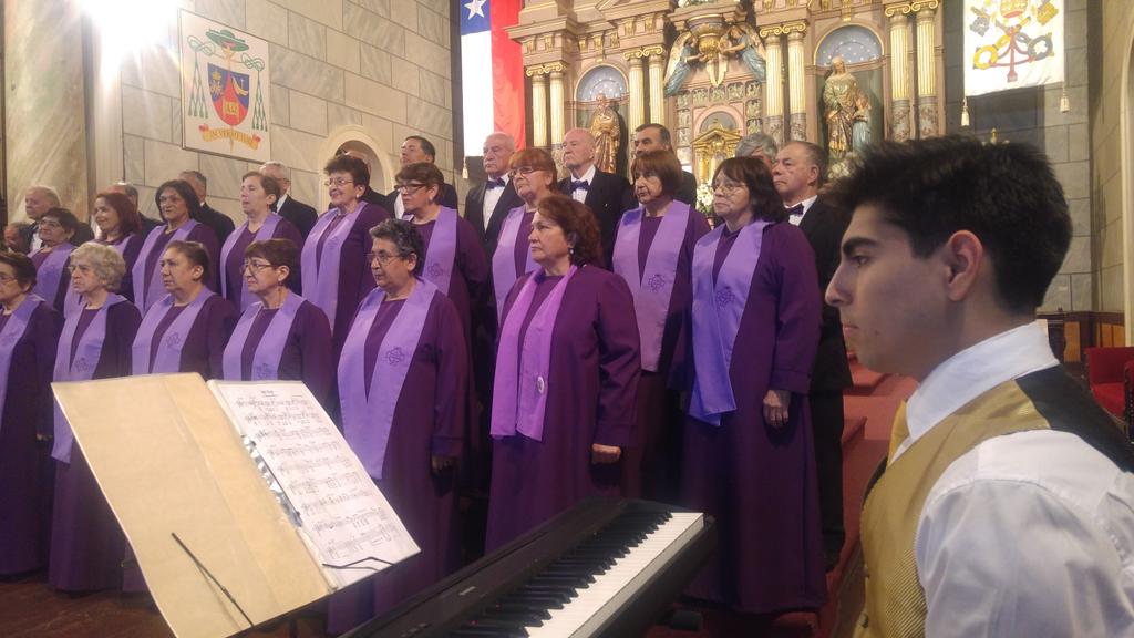 constantinogue's tweet image. 🔴 Coro 'Voces de la Araucanía' en la Basílica menor de #Andacollo @serenaycoquimbo @andacolloaldia @AndacolloConect