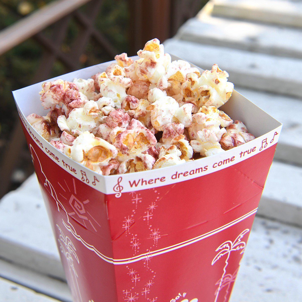 Mezzomikiのディズニーブログ あまーいブルーベリーソースがたっぷり 東京ディズニーシー限定 新作ポップコーン ブルーベリー 発売中 詳しくは T Co Msrnmotqoy