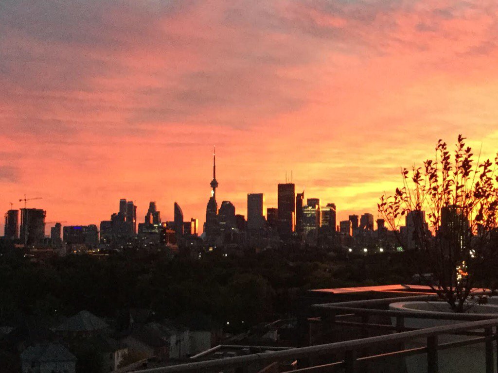 RobTarling's tweet photo. Amazing sky over #Toronto tonight. https://t.co/aASy4J4xAr