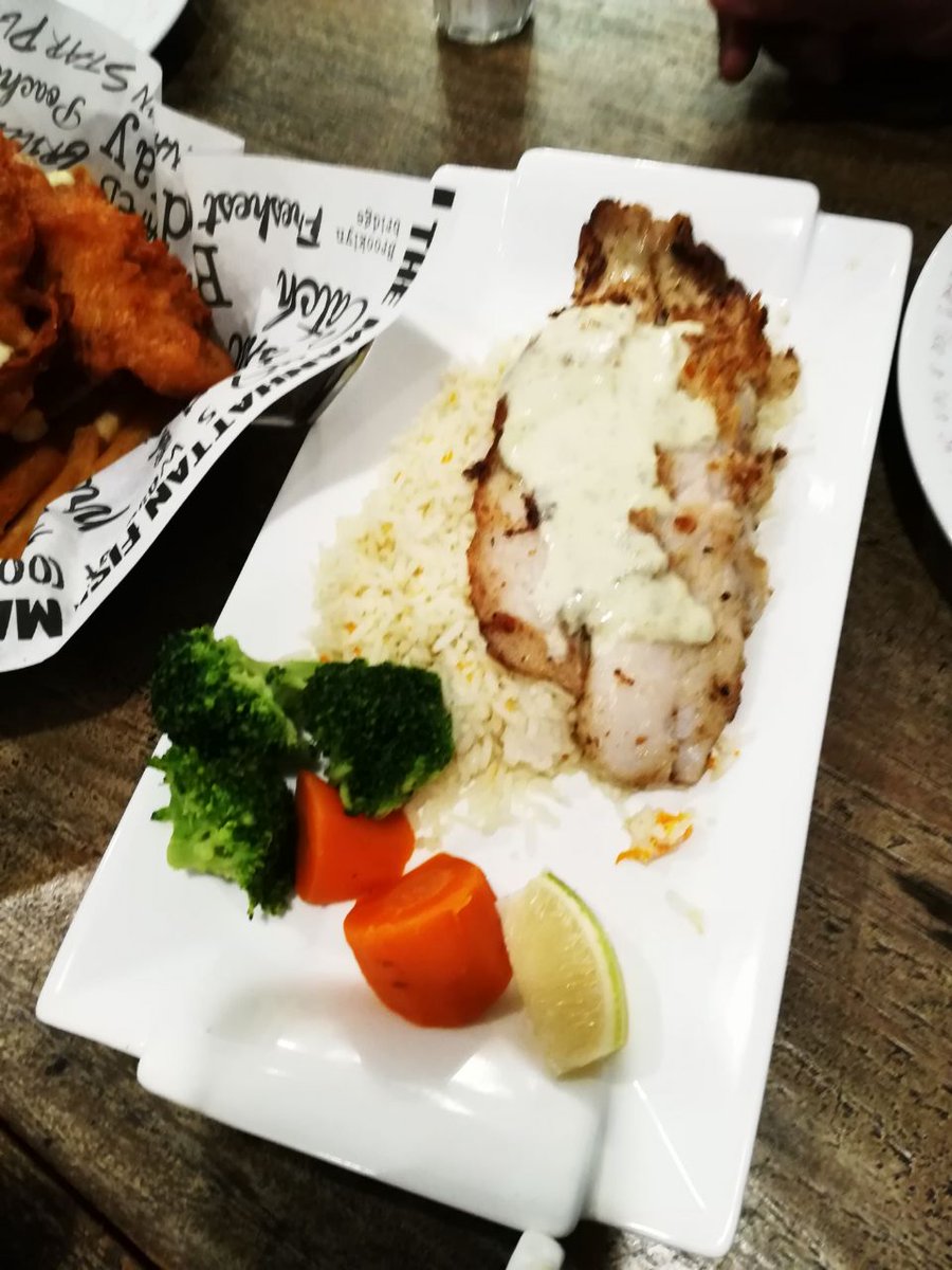 aparekkax's tweet photo. #dinerout #themanhattanfishmarket #rajagiriya ๐ฑ๐ฐ ๐ ๐๐โ๏ธ๐ค๐น๐ด#diner #dinertime #fish #with #staff @tharakanissanka @Mr.tharanga @ajithuncle https://t.co/QzrQADaxph