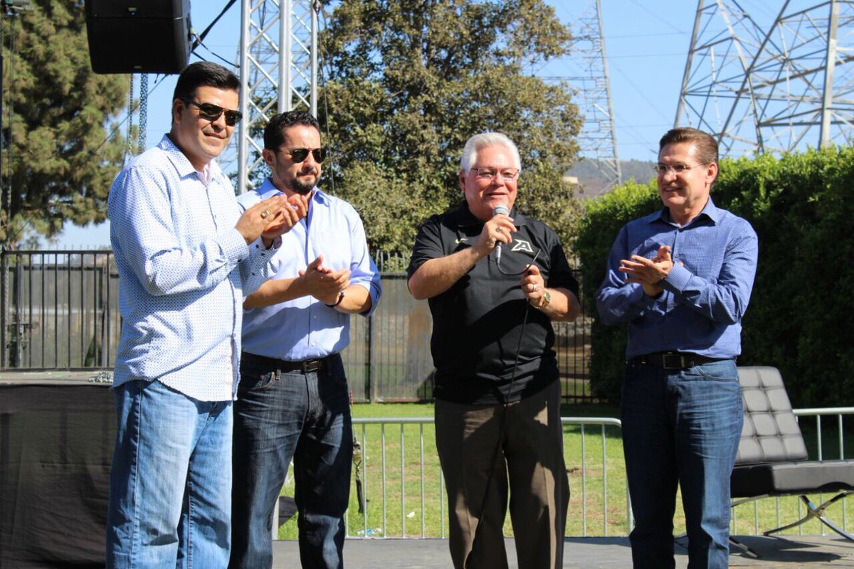 AispuroDurango's tweet photo. Me dio mucho gusto saludar al alcalde de Pico Rivera, Bob Archuleta. Te esperamos en Durango.
#MXLA2017 https://t.co/RVkgWoQspq