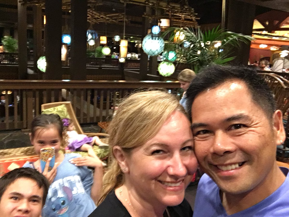 TKOG98's tweet photo. @WDWToday Waiting at ‘Ohana. #selfiesunday #photobomb https://t.co/NFteEksTZi