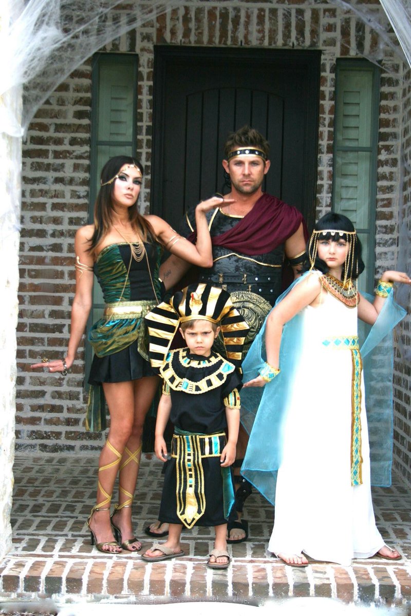 selwamitchell's tweet photo. #Halloween #familygoals #halloweencostumes #fun #family #fitfam #costumes #love #halloweenmakeup #halloweenmonth #yoga #mommy https://t.co/T8Cx831NOE