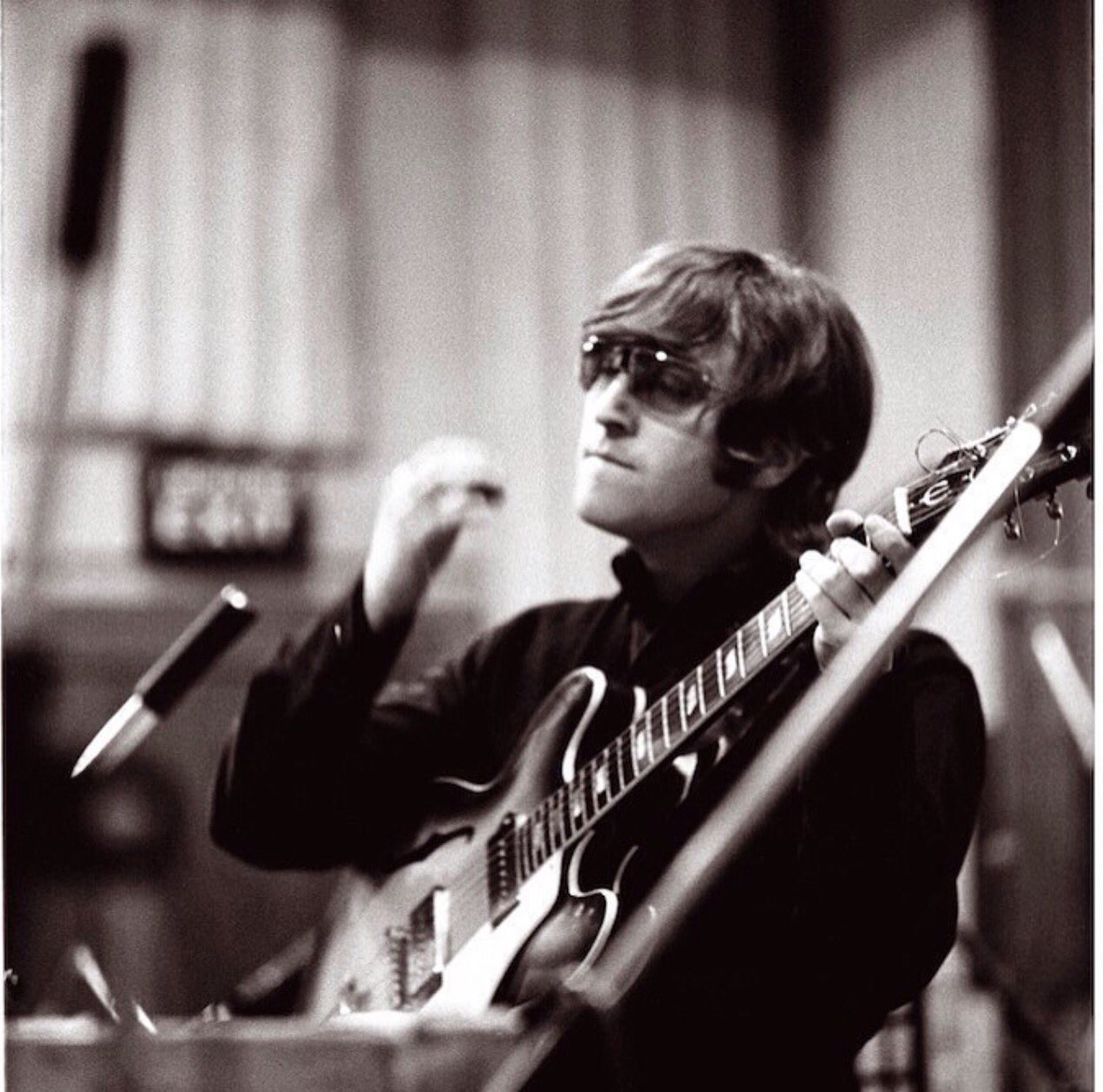 Happy Birthday
John Lennon.

1940.10.9 1980.12.8 