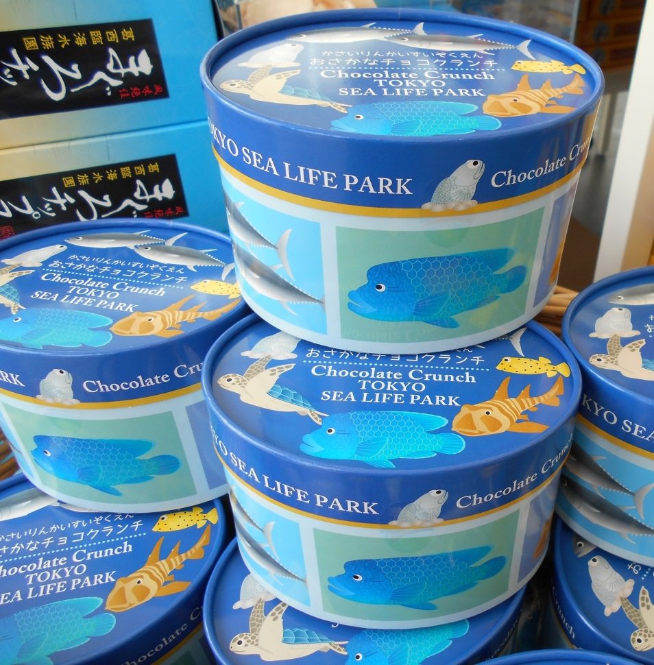 人気のお土産菓子 おさかなチョコクランチの パッケージが 新しい