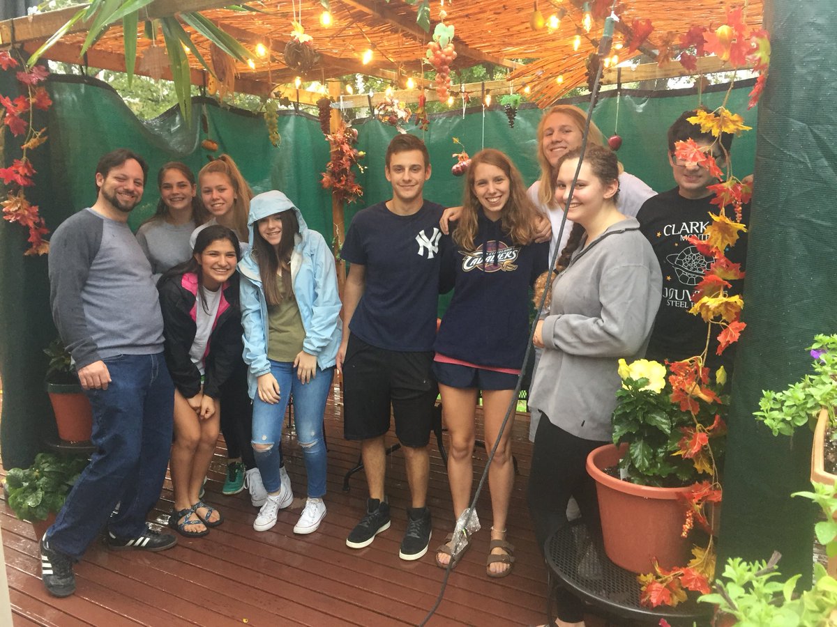 ValleyTempleYG's tweet photo. Kicking Sukkot off right with a rainy sukkah gathering https://t.co/mPNQtIN8v6