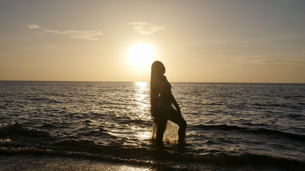 ipomeen's tweet image. Tout ça parce que j’aime beaucoup les jeux d’ombres.