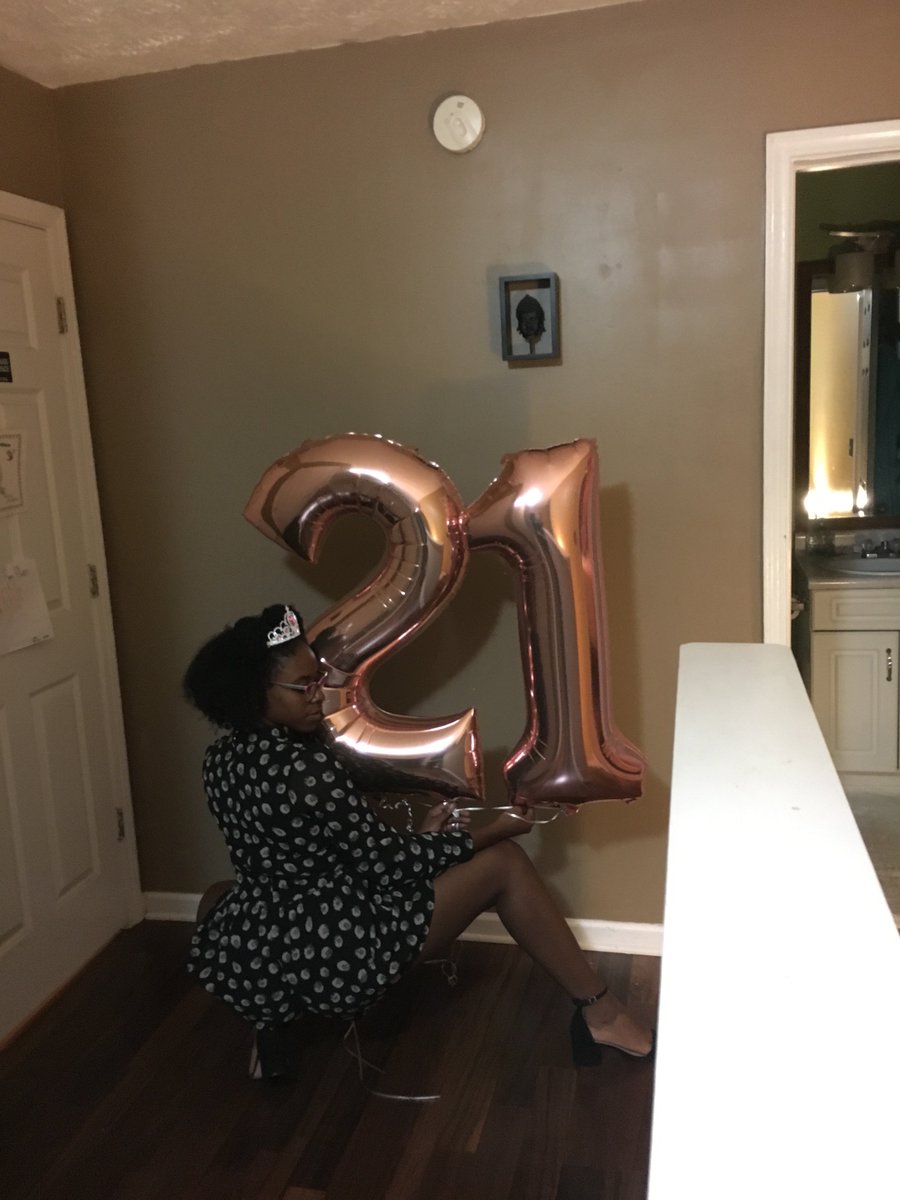brianicallender's tweet photo. When ur sister is trying to get you to look "bad" but ur leg has other plans 😂 #21stbirthdayfail https://t.co/qUKZFN9Wwx