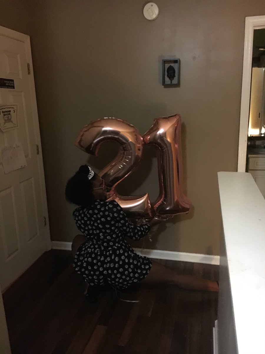brianicallender's tweet photo. When ur sister is trying to get you to look "bad" but ur leg has other plans 😂 #21stbirthdayfail https://t.co/qUKZFN9Wwx