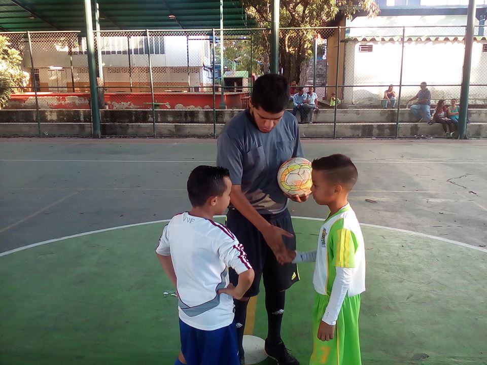 ArbitrosFLara's tweet photo. #Liga #Interclubes #CategoriaMENOR
#Arbitro #HERNANG
#SOMOS #COLARFUTSAL https://t.co/rGVa1Nsu1n