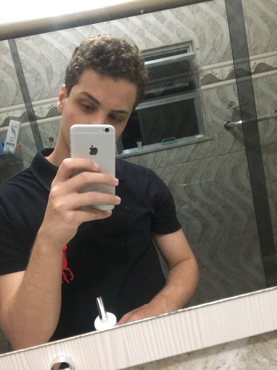 Russo_1021's tweet photo. Meu cabelo tá o horror dos horrores mas fodase https://t.co/CHIpGS6xxq