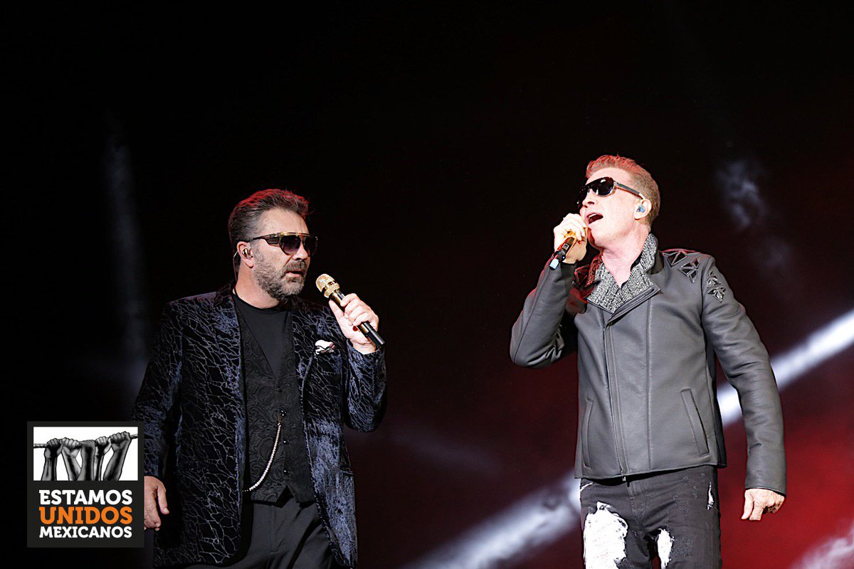 Juntos <a href="/EmmanuelOficial/">Emmanuel</a> y <a href="/MijaresOficial/">Mijares</a> le cantaron a México, un país de héroes. #EstamosUnidosMexicanos