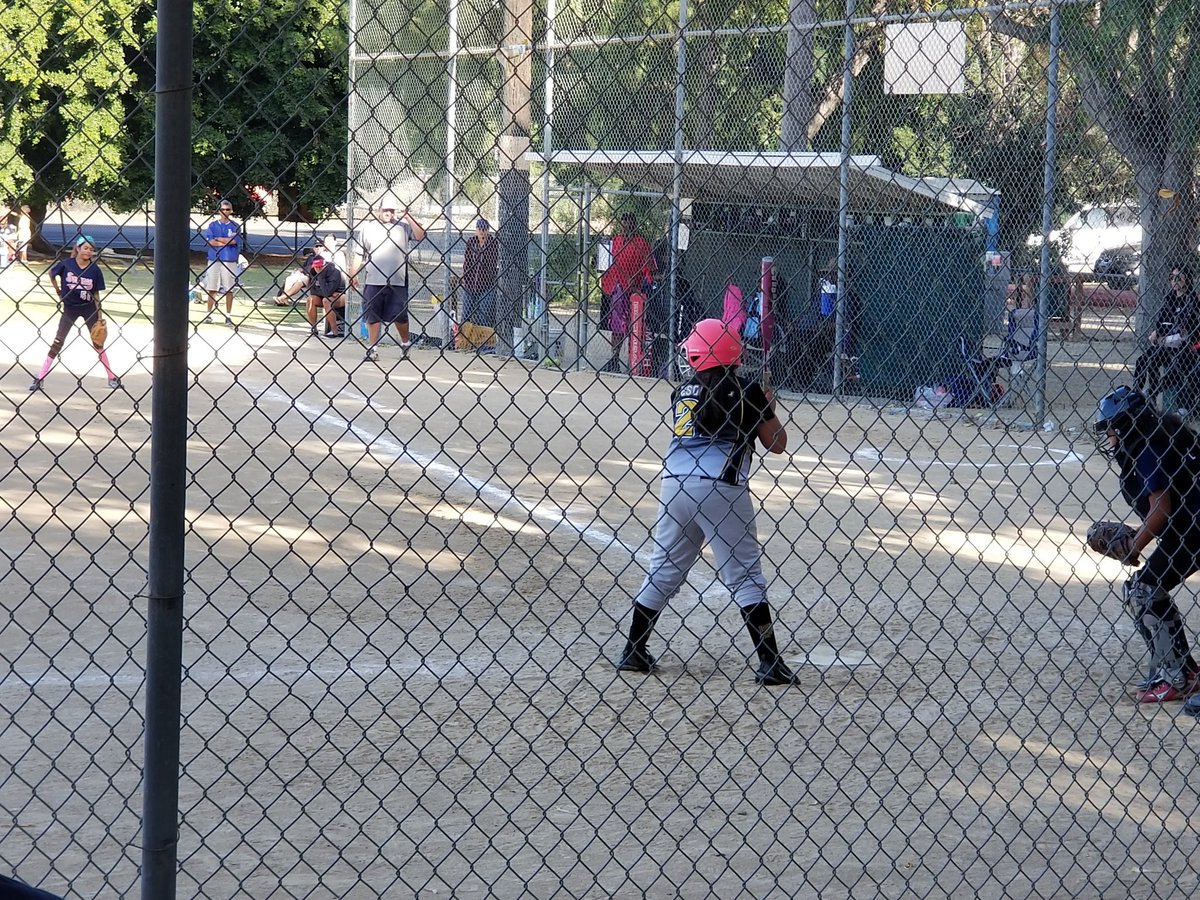 esquivelcesar26's tweet photo. Baby girl putting in work on the mount & doing damage with the bat. #littleesquivels #spsoftball #nadnewsbabes @esquiveljuju https://t.co/l1hB9ae1w9
