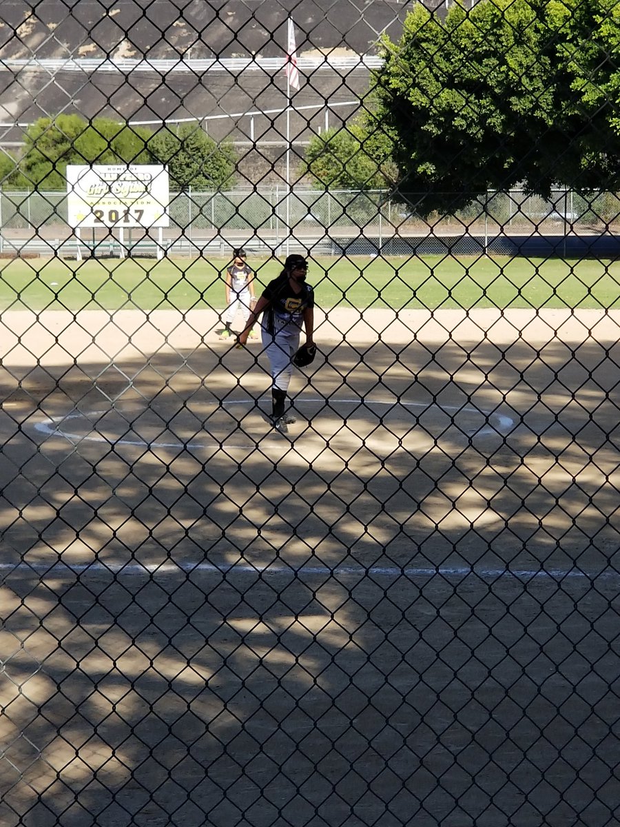 esquivelcesar26's tweet photo. Baby girl putting in work on the mount & doing damage with the bat. #littleesquivels #spsoftball #nadnewsbabes @esquiveljuju https://t.co/l1hB9ae1w9