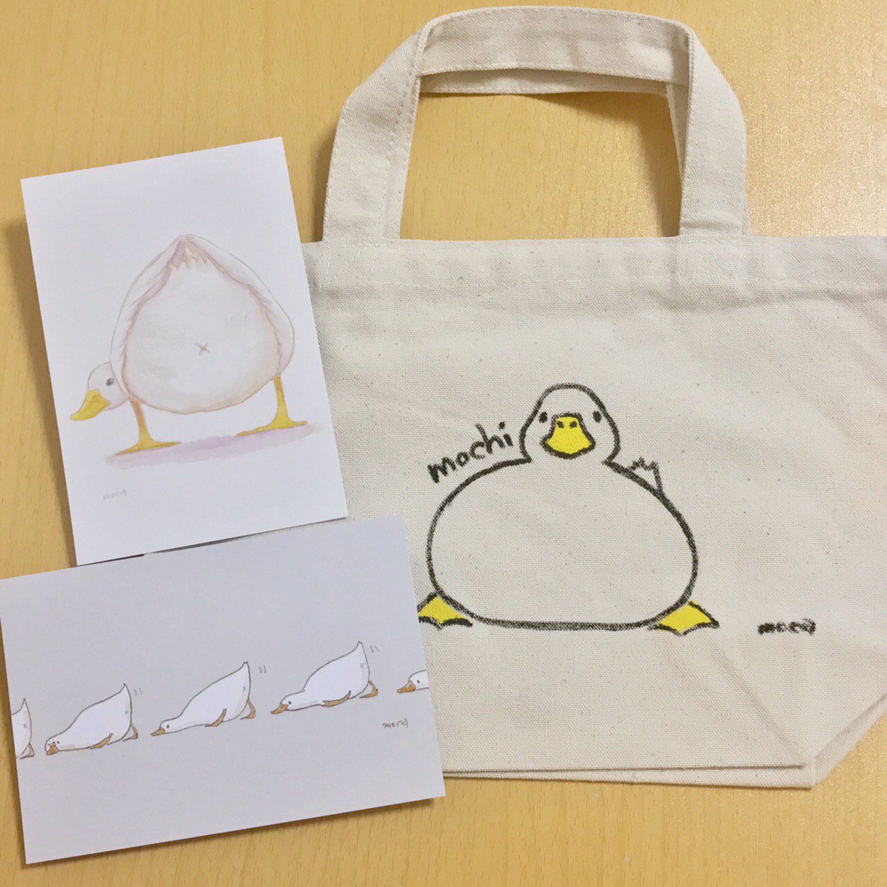 鳥フェス 鳥フェス名古屋 作家さん情報 アヒル作家 Moca さん 世界にひとつの手書きトートバックやもっこりふわふわ アヒルイラストのポストカードも はなのすみれさんとのゆるかわほっこりコラボ作品も T Co 52f23v8l71 鳥フェス ことり