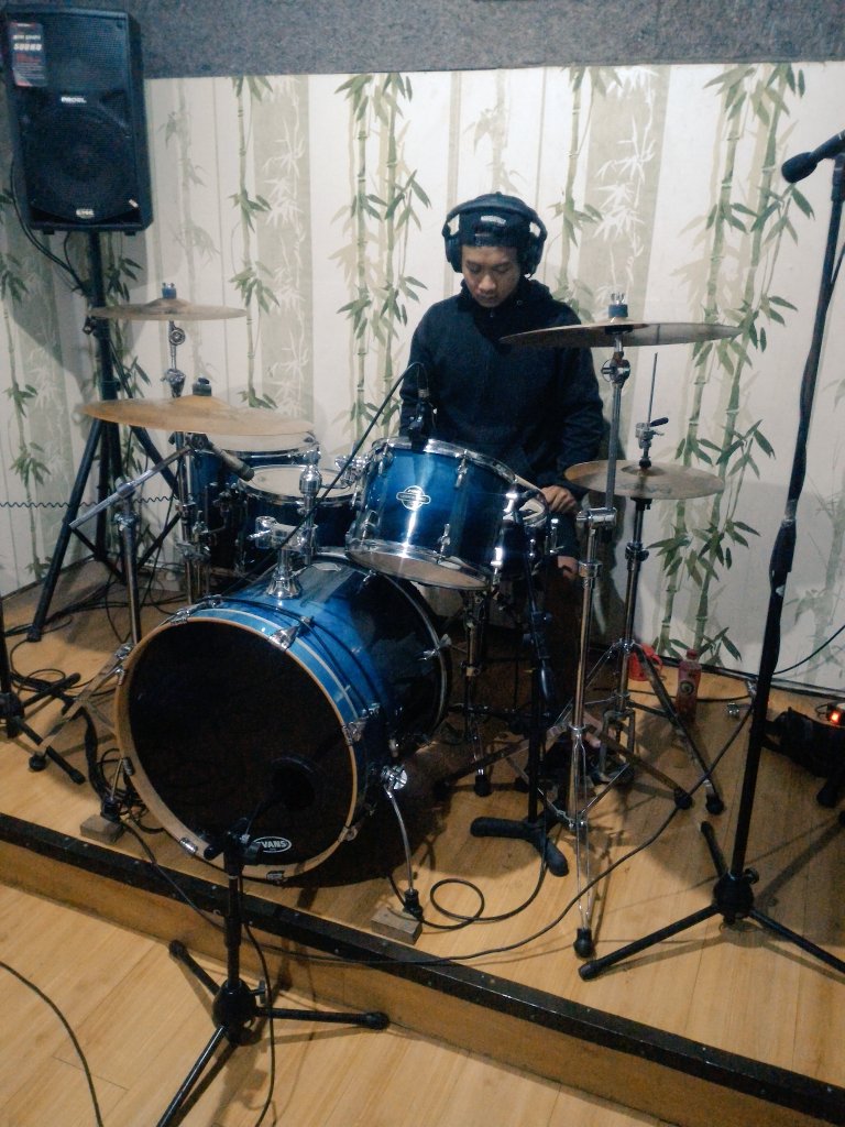 SBgaragerock's tweet photo. Take drum #sindikatbergitar
Lagu apa ?
Kepoin kita terus guys 😄 https://t.co/CaSsS2APOo