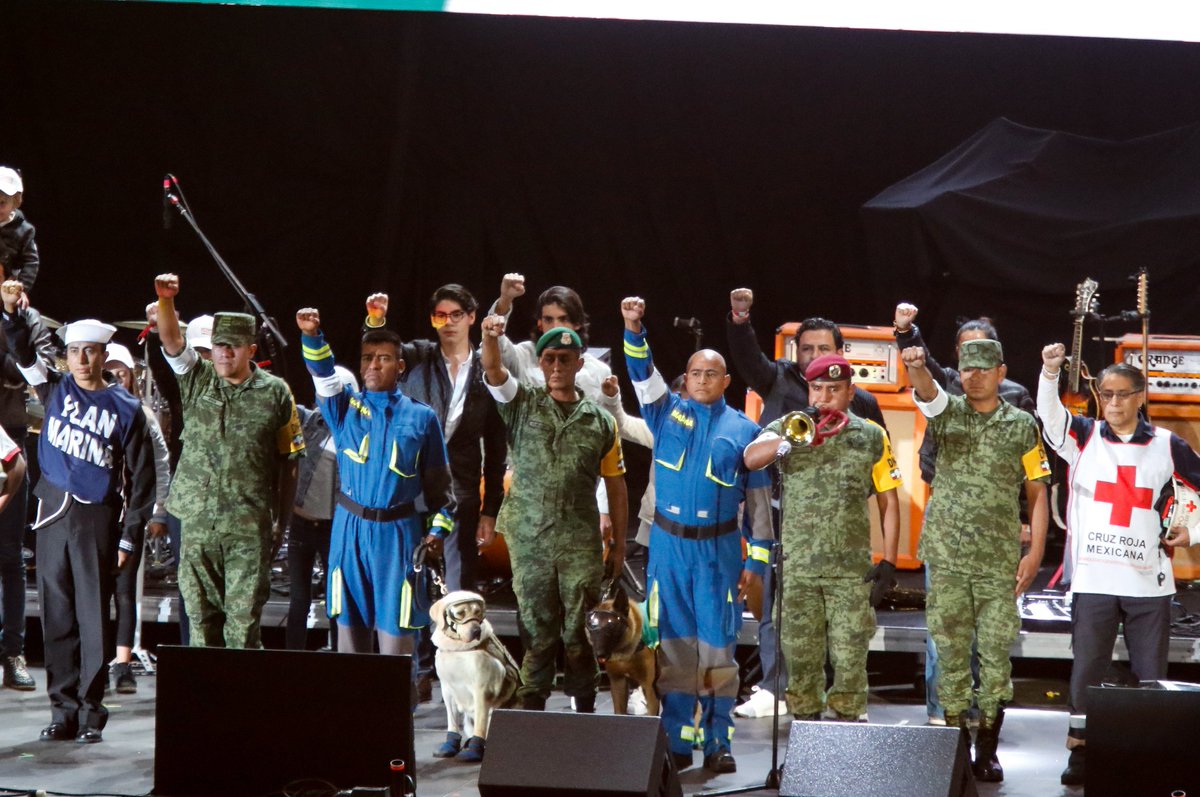 XHespanol's tweet photo. Te mostramos imágenes del concierto #EstamosUnidosMexicanos organizado para ayudar a las víctimas de los últimos terremotos en la #CDMX https://t.co/U0EVGfEbSC