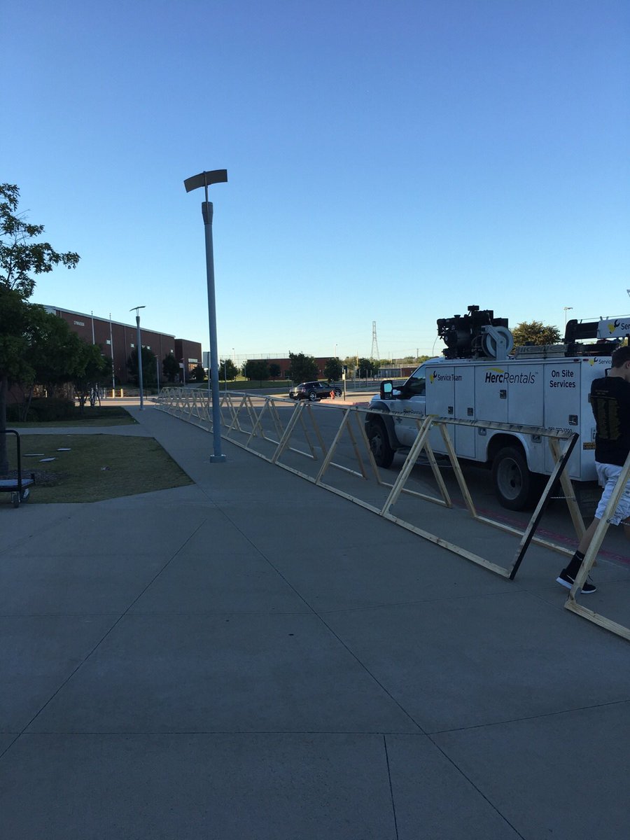 RangerRegiment's tweet photo. A GIANT THANK YOU to the REGIMENT PARENTS who made the NEW GUARD BLOCKERS this weekend! #2thetunnel @ChisholmTrailHS @EMSISDFineArts https://t.co/ihcFeiKYVK