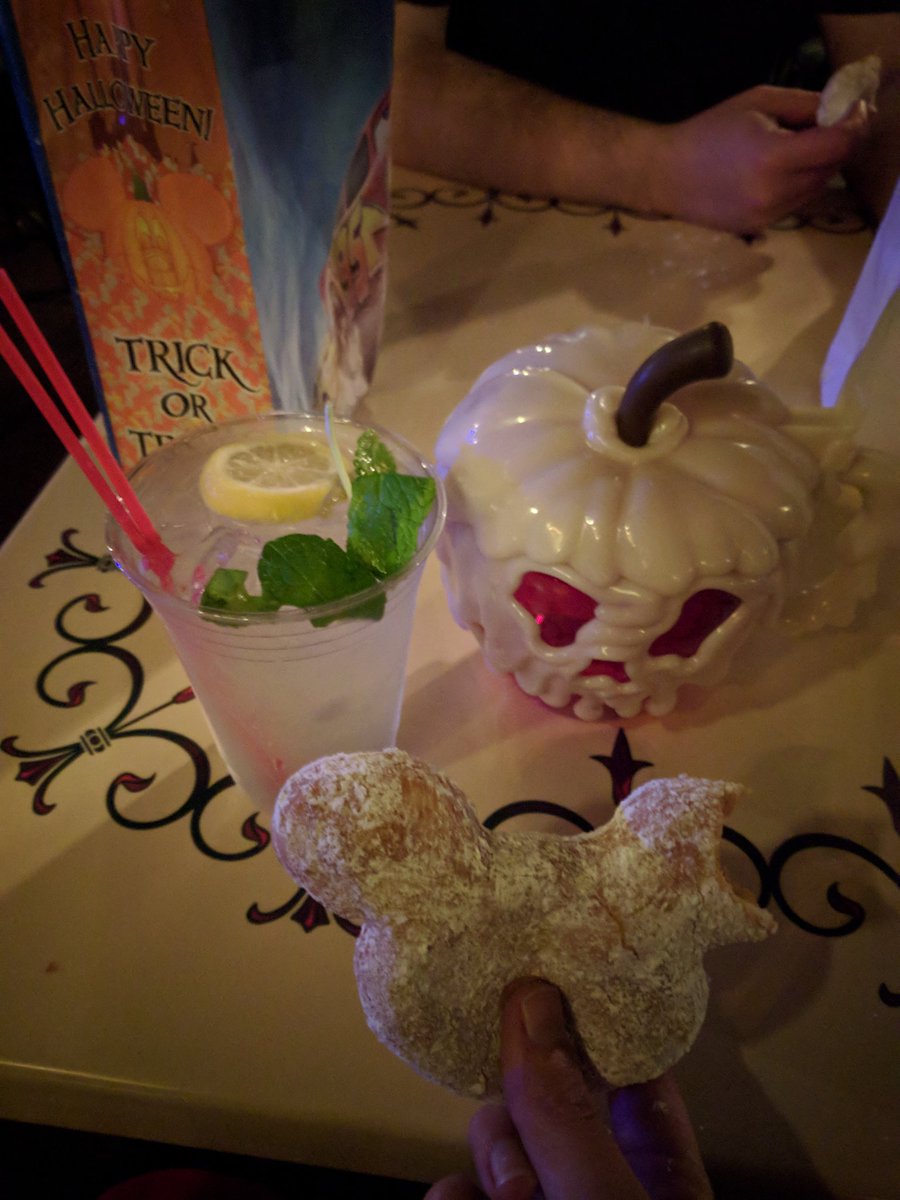 DivineDisney's tweet image. Cool tip: Mickey's Halloween Party tix at DL includes free MaxPass use on the app at DCA and before the party starts in DL #HalloweenTime