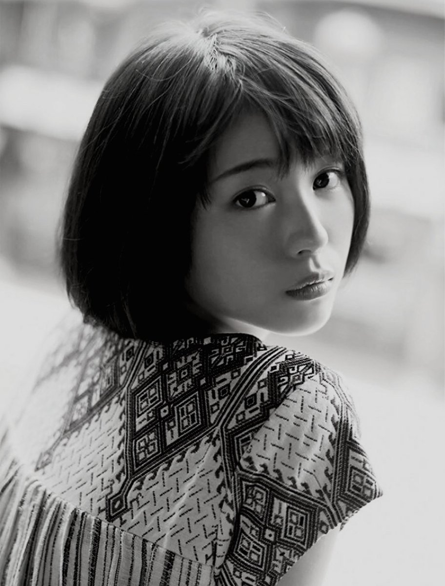 茶々団子 浜辺美波 最近モノクロ写真に凝ってます モノクロって味ありません 笑 浜辺美波