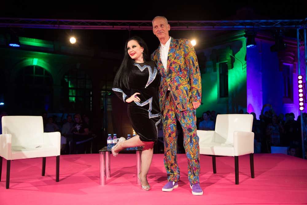 latermicamalaga's tweet photo. Más de 5.000 asistentes acuden a la primera edición del festival de #CulturaBasura con #JohnWaters // @topaciofresh https://t.co/6YJjeUY7Q2 https://t.co/aMkN07k31x