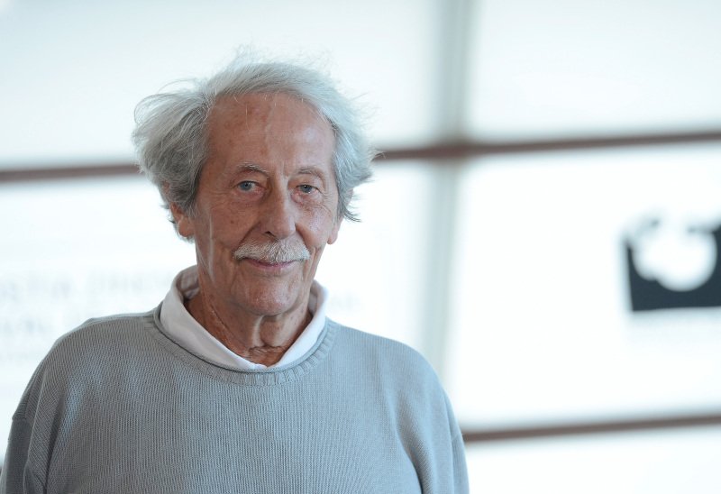 allocine's tweet photo. Mort de l'acteur Jean Rochefort, légende farfelue du cinéma français, à l'âge de 87 ans https://t.co/G6ee4DCUM3 https://t.co/O8M6bJVTyN